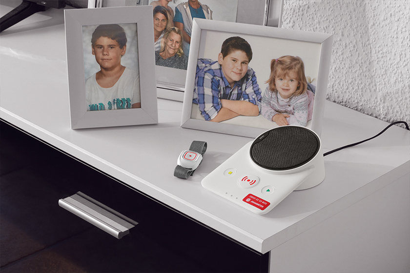 Hausnotruf Basisstation auf Kommode