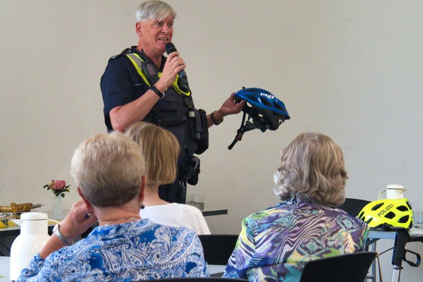 Vortrag der Polizei Bonn im Begegnungscafé der Johanniter-Hochwasserhilfe