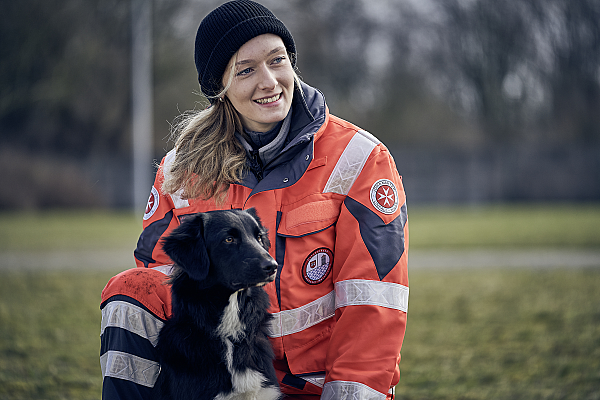 Ein Mitglied der Johanniter-Rettungshundestaffel mit ihrem Hund.