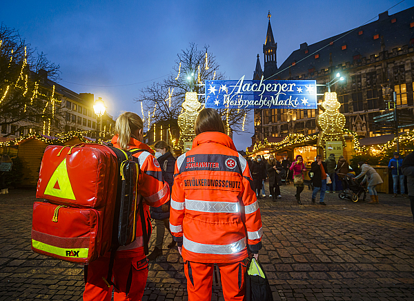 Sanitätsdienst der Johanniter auf dem Weihnachtsmarkt in Aachen.