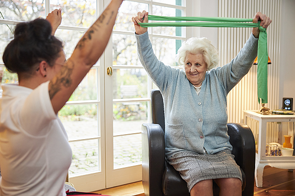 Pflegekraft der Johanniter bei der häuslichen Pflege einer Seniorin in Laucha.