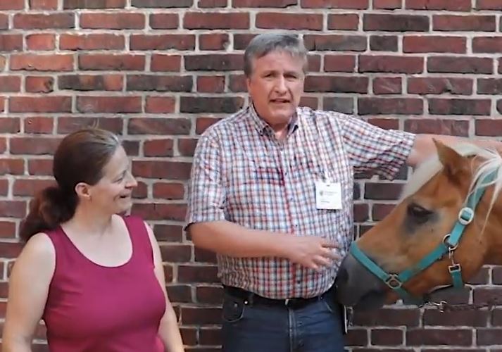 Video über tiergestützte Therapie mit Dr. Kaminski und Frau Bange-Ceglarski
