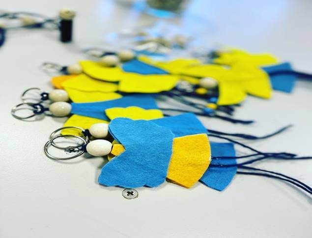 Engel Schlüsselanhänger aus Filz in blau-gelb 