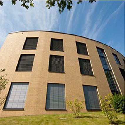 Hausfassade der Therapiepraxis im Frühling