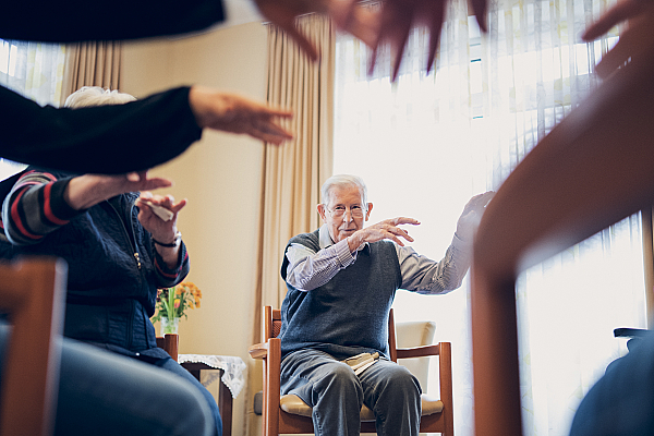 Eine Gruppe wird bei sportlichen Aktivitäten gezeigt