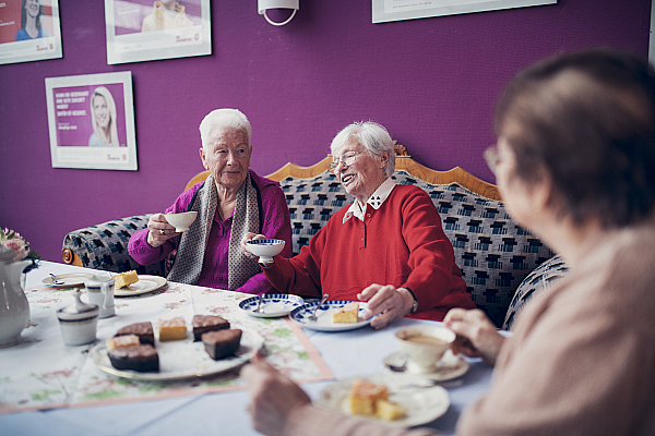 Eine Gruppe Bewohnerinnnen bei einem gemütlichen Treffen