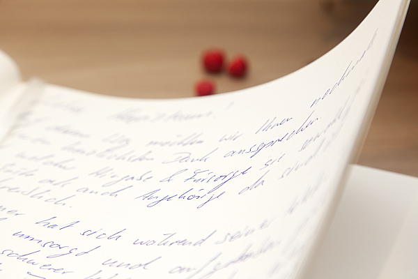 Ein beschriebenes Blatt in einem Gästebuch