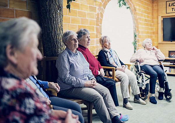 Eine Gruppe lauscht einem Konzert