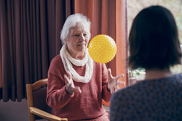 Sportliche Betätigung im einem großen Igelball