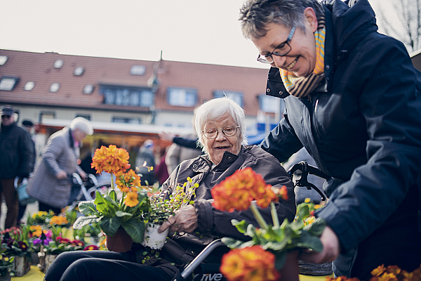 Bunte Blumen werden von der Bewohnerin ausgesucht