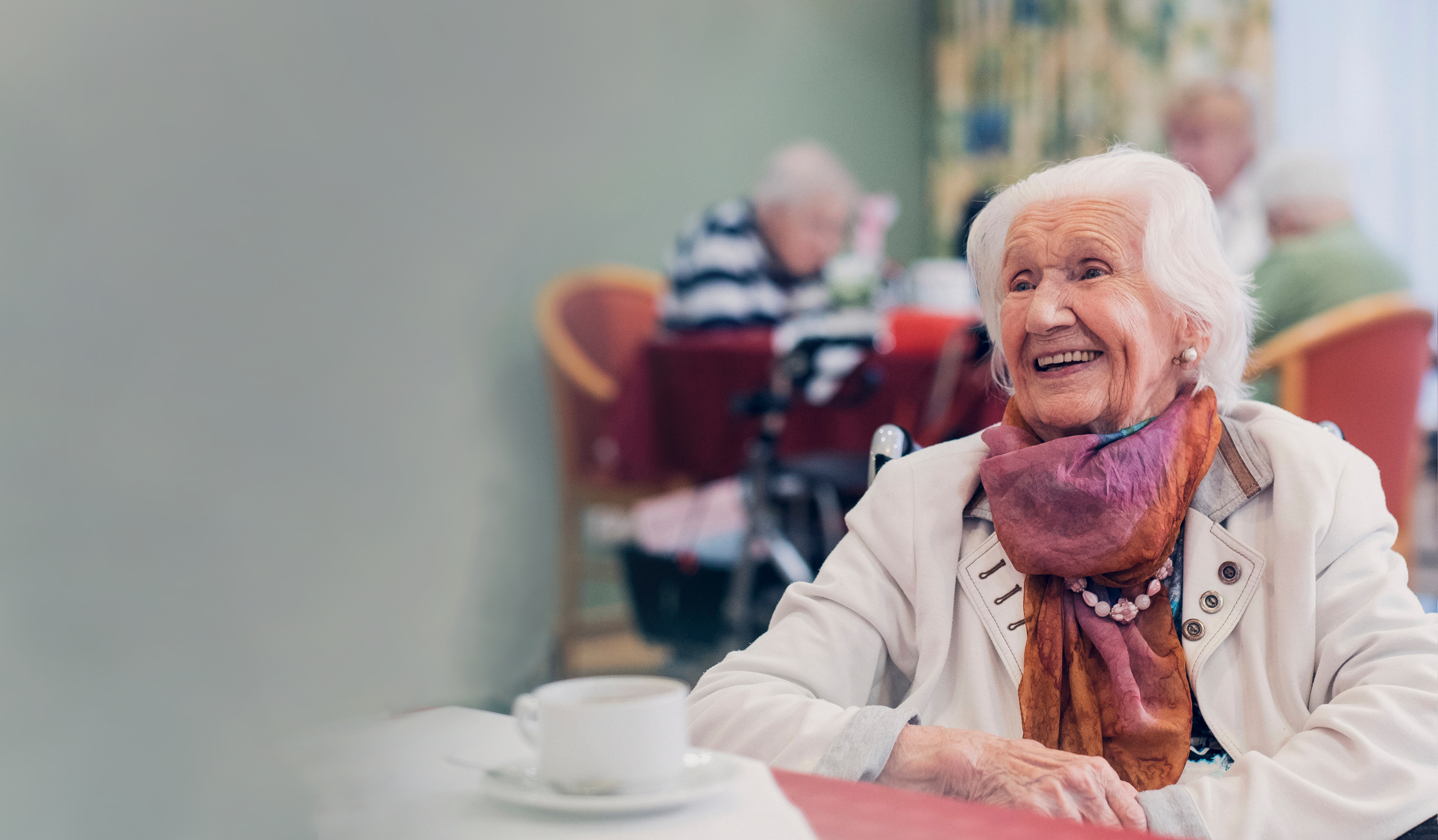 Seniorin im Speisesaal eines Johanniter Seniorenhauses