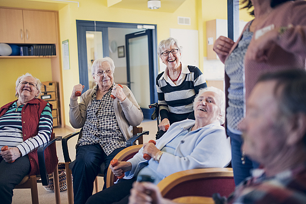 Bewohnerinnen und Bewohner nehmen aktiv an einem Beschäftigungsangebot teil