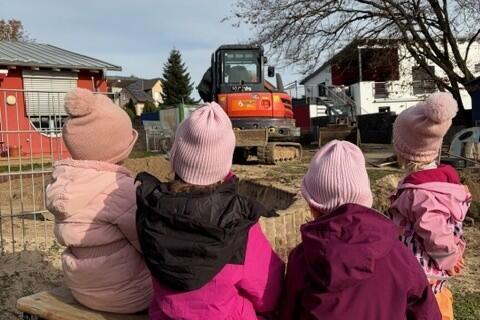 Kinder schauen bei den Bauarbeiten zu