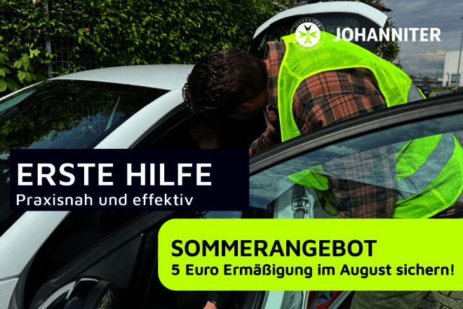 Ein Mann in gelber Warnweste beugt sich in einer Ausbildungssituation durch die geöffnete Fahrertür zu einer Puppe auf dem Fahrersitz. Zwei Textfelder: "Esrte Hilfe. Praxisnah und effektiv" und " Sommerangebot. Jetzt 5 Euro Ermäßigung sichern"