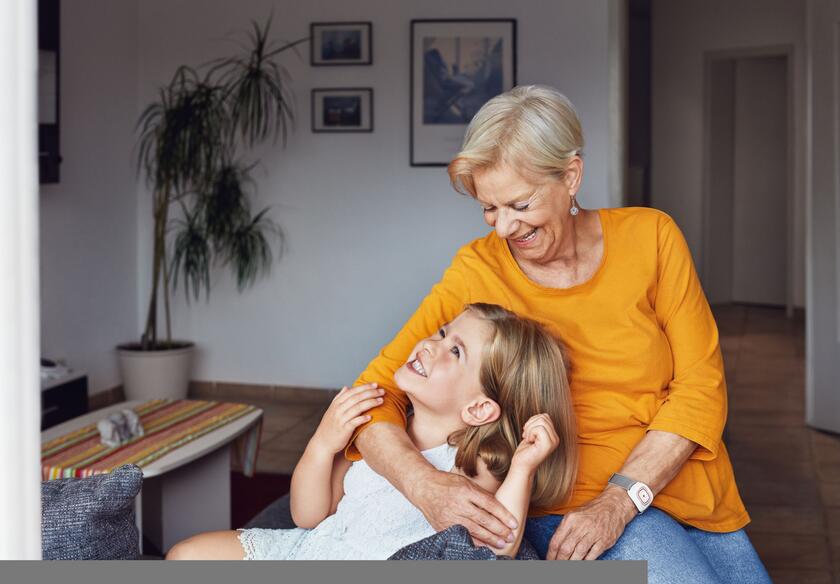 Hausnotruf: Oma und Enkelin im Wohnzimmer.