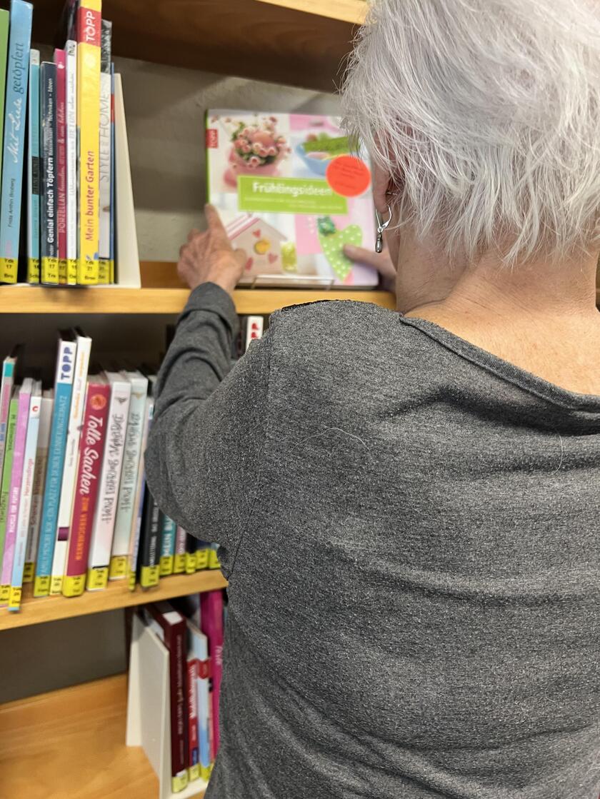 Die Gäste der Tagespflege Bobingen besuchen die Bücherei