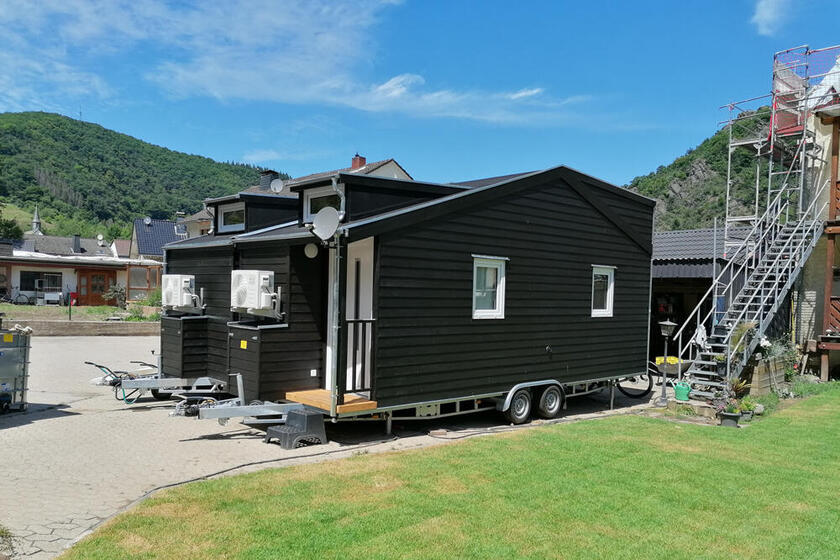 Zwei Tiny-Häuser zum Transport auf Chassis.