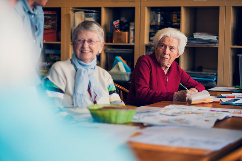 Zwei Bewohnerinnen beim Malen im Johanniter-Quartier Lübeck