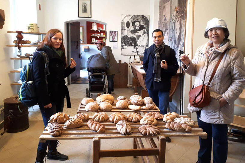 Teilnehmende der Erstorientierungskurse probieren die leckeren Brote. 