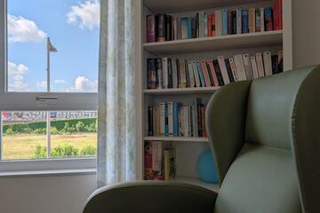 emütlichen Ruhe-Sesseln und Rückzugsbereichen