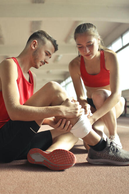 Ein junger Mann mit einer Sportverletzung am Bein.