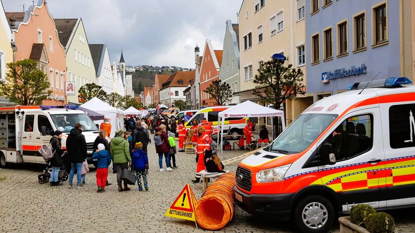 Mehrere Rettungsdienstfahrzeuge vom Johanniter Ortsverband Kelheim in der Innenstadt 