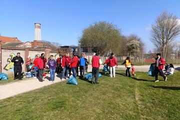 Nach getaner Arbeit treffen sich die fleißigen Helfenden.