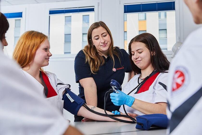 Die Johanniter-Akademie Niedersachsen/Bremen erhält AZAV Zertifizierung für die Pflegeausbildung.