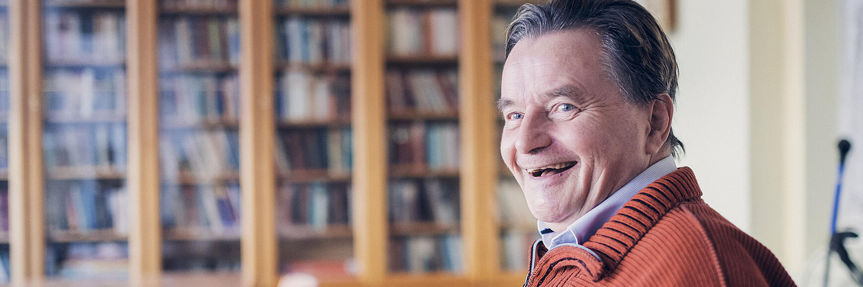 Ein Mann liest ein Buch