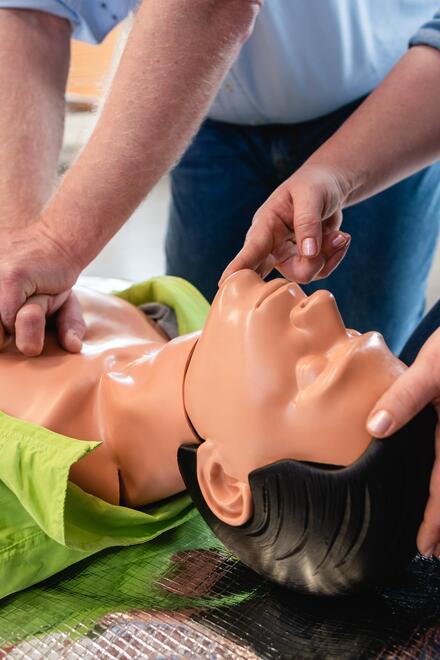 Übung einer Reanimation an Puppe