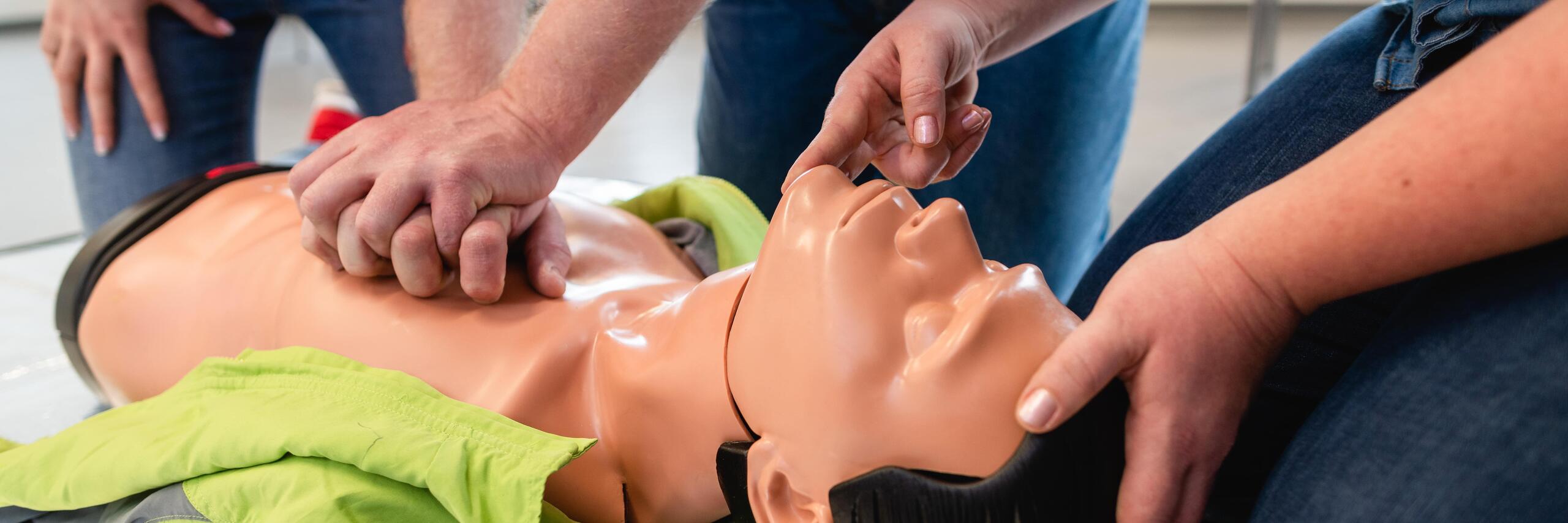 Üben von Herz-Lungen-Wiederbelebung an Dummy