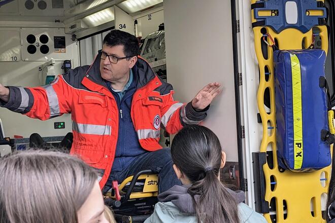 Mann erklärt Rettungswagen