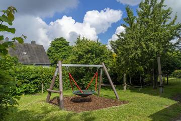 Schaukel im Garten der Kita Fuchsbau