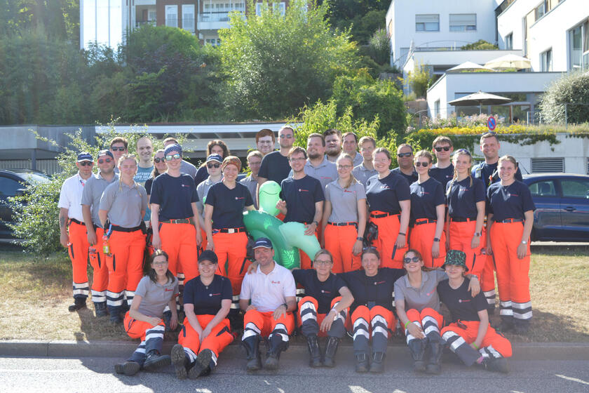 Zahlreiche Johanniter posieren zum Gruppenfoto