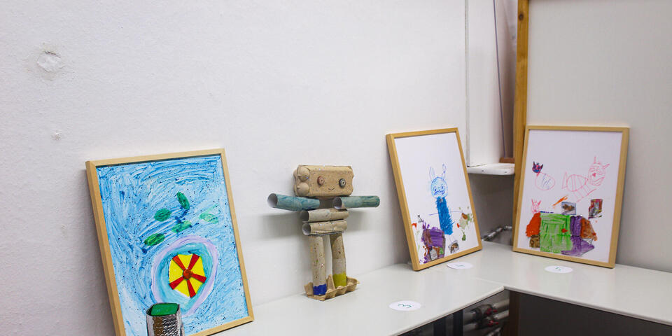 Verschiedene gemalte oder gebastelte Kunstwerke