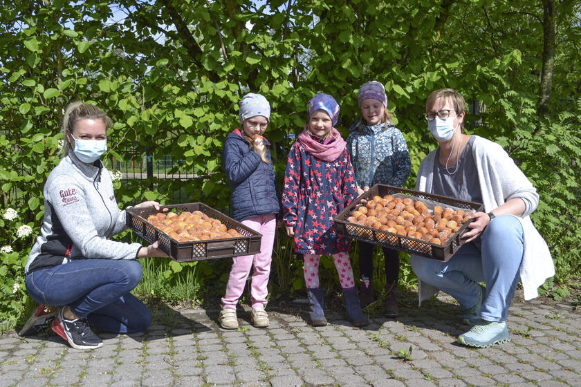 Taisia, Annabelle, Linnea und Annika Holmer (v.l.) von der Kita Wilde 13 nahmen das süße Dankeschön überbracht von Julia Neuendorf (links) der Bäckerei Kolls entgegen.