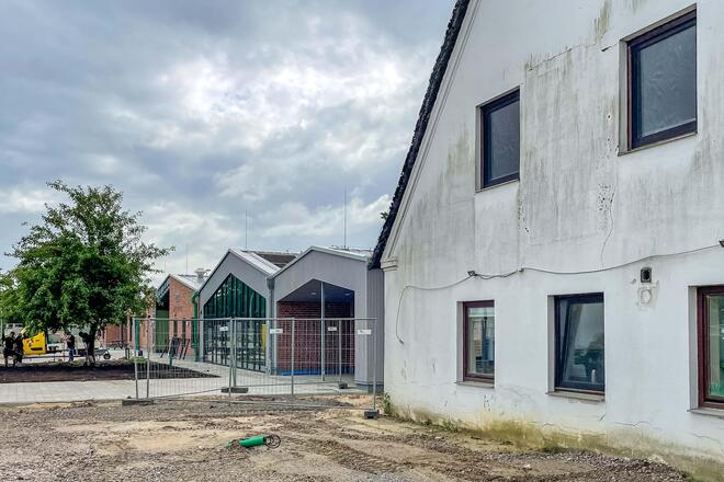 Im Vordergrund ist das Altgebäude der Kita Fuchsbau zusehen, im Hintergrund das neue.