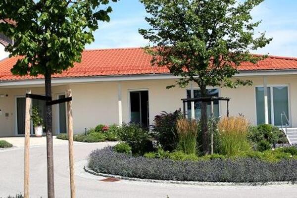 Das Johannes-Hospiz im Sommer.