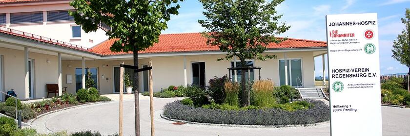 Das Johannes-Hospiz im Sommer.