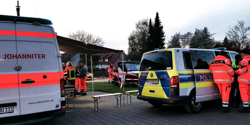 Mitglieder der Rettungshundestaffel und andere Einsatzkräfte