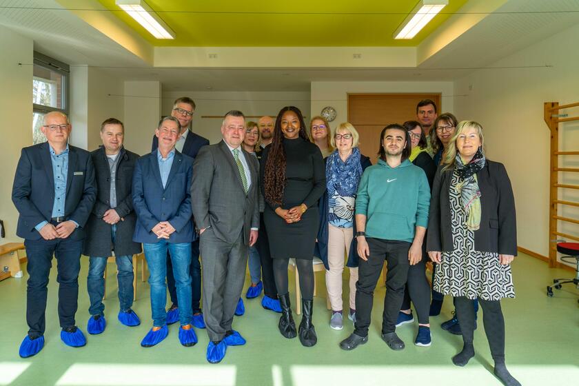 Im Bewegungsraum der Kita Stoppelhopser sprach die Ministerin mit dem pädagogischen Team und der Johanniter-Unfall-Hilfe e.V. als Träger, der Elternschaft und der Stadt Bad Oldesloe vor allem über die anstehende Überarbeitung des Kita-Gesetzes.