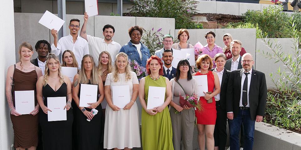 Gruppenbild: Absolvent*innen der generalistischen Pflegefachkraftausbildung