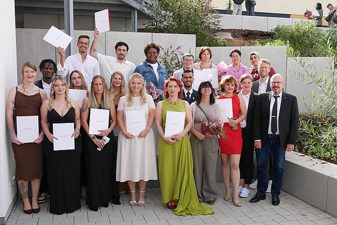 Gruppenbild: Absolvent*innen der generalistischen Pflegefachkraftausbildung