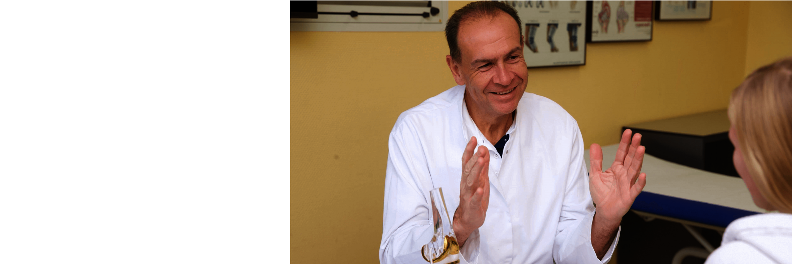 Dr. Paul bei der Patientensprechstunde 