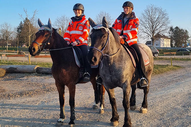Zwei Einsatztrupps der Johanniter-Reiterstaffel reiten im Sucheinsatz.