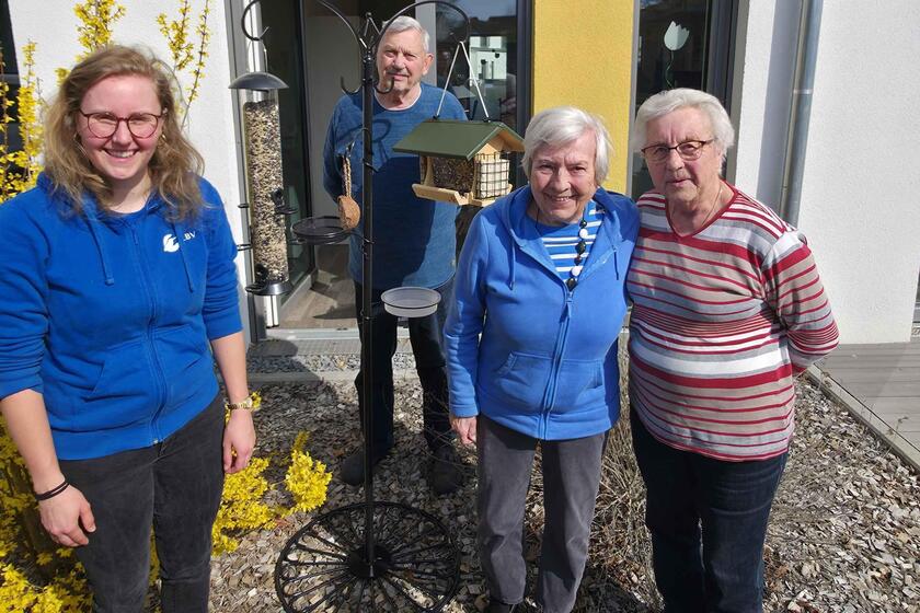 Eva Wöckel vom LBV mit Gästen der Tagespflege