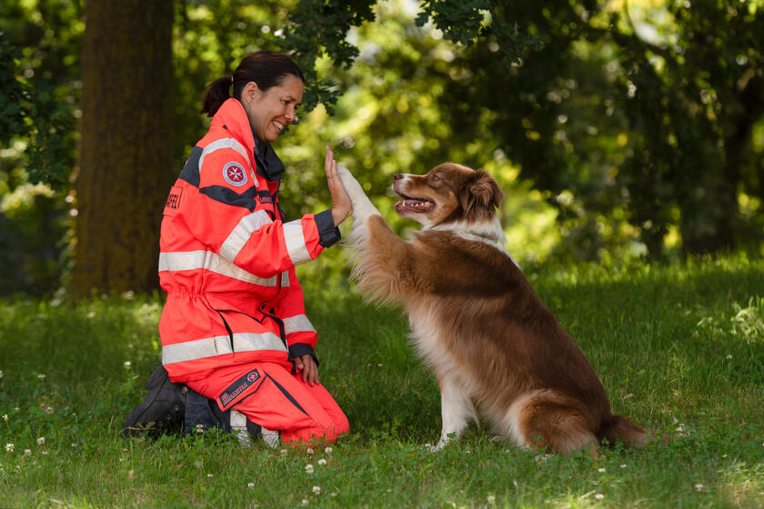 High Five: Hund und Hundeführer bilden in der Johanniter-Rettungshundestaffel ein eingespieltes Team.