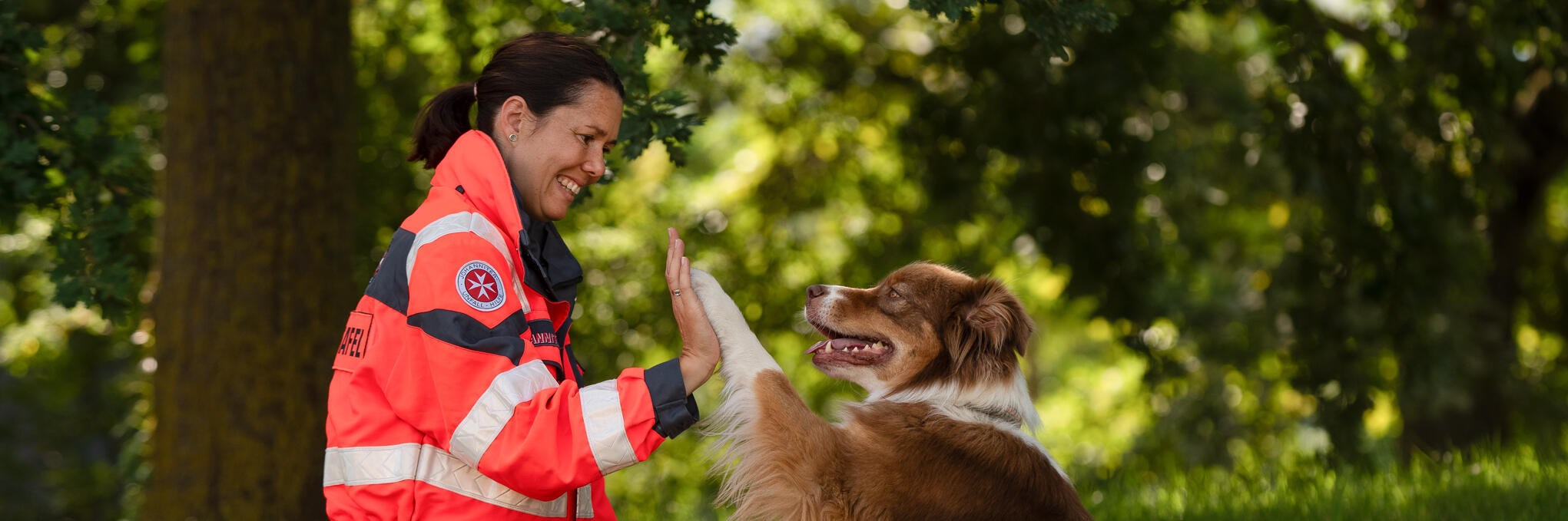 High Five: Hund und Hundeführer bilden in der Johanniter-Rettungshundestaffel ein eingespieltes Team.