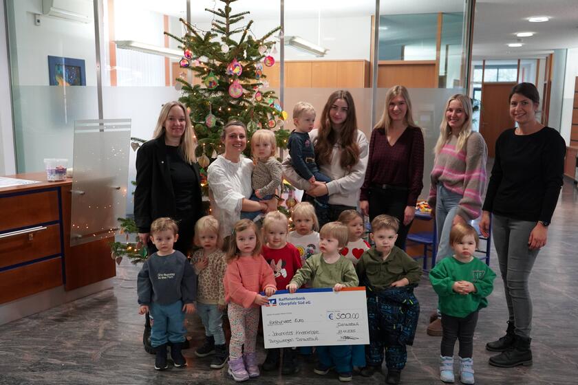 Präsentation des Spendenchecks und des geschmückten Christbaums