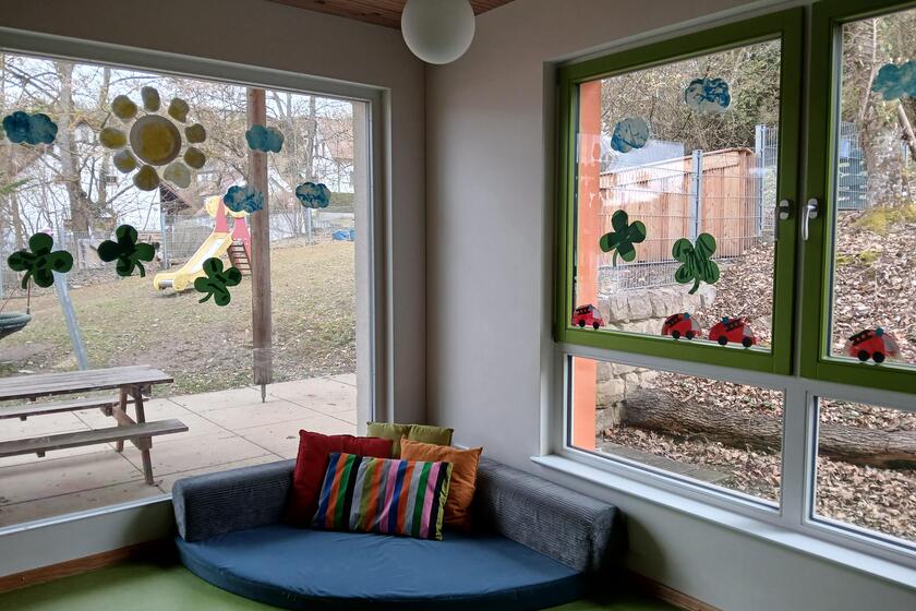bemalte Fenster in bunten Farben